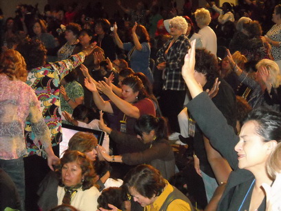 womens-conf Delegates worship at Renewal 09